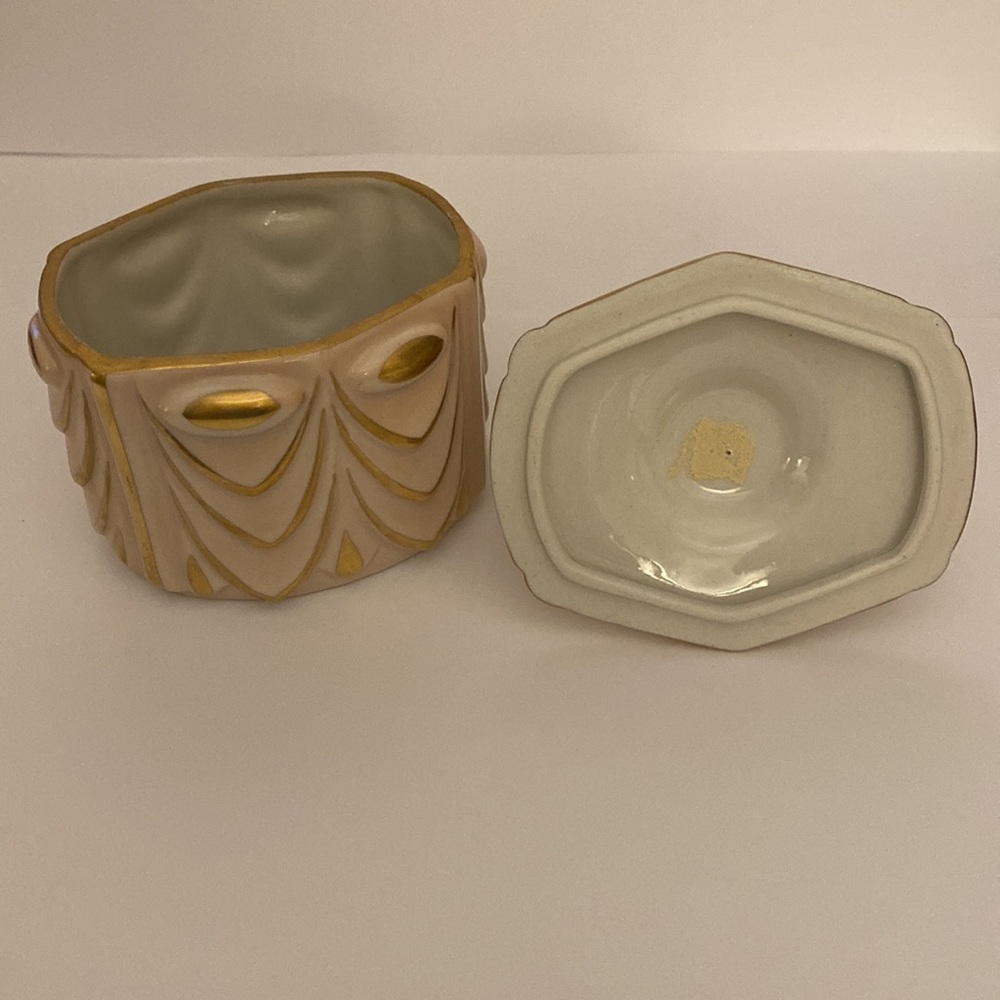 Carlin Comforts Art Deco Porcelain Draped Pink Dresser Accessory - Picture 8 of 10